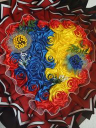 Патріотичний ритуальний кошик «Серце» з жовто-блакитних атласних троянд на могилу, військовий меморіальний декор 4